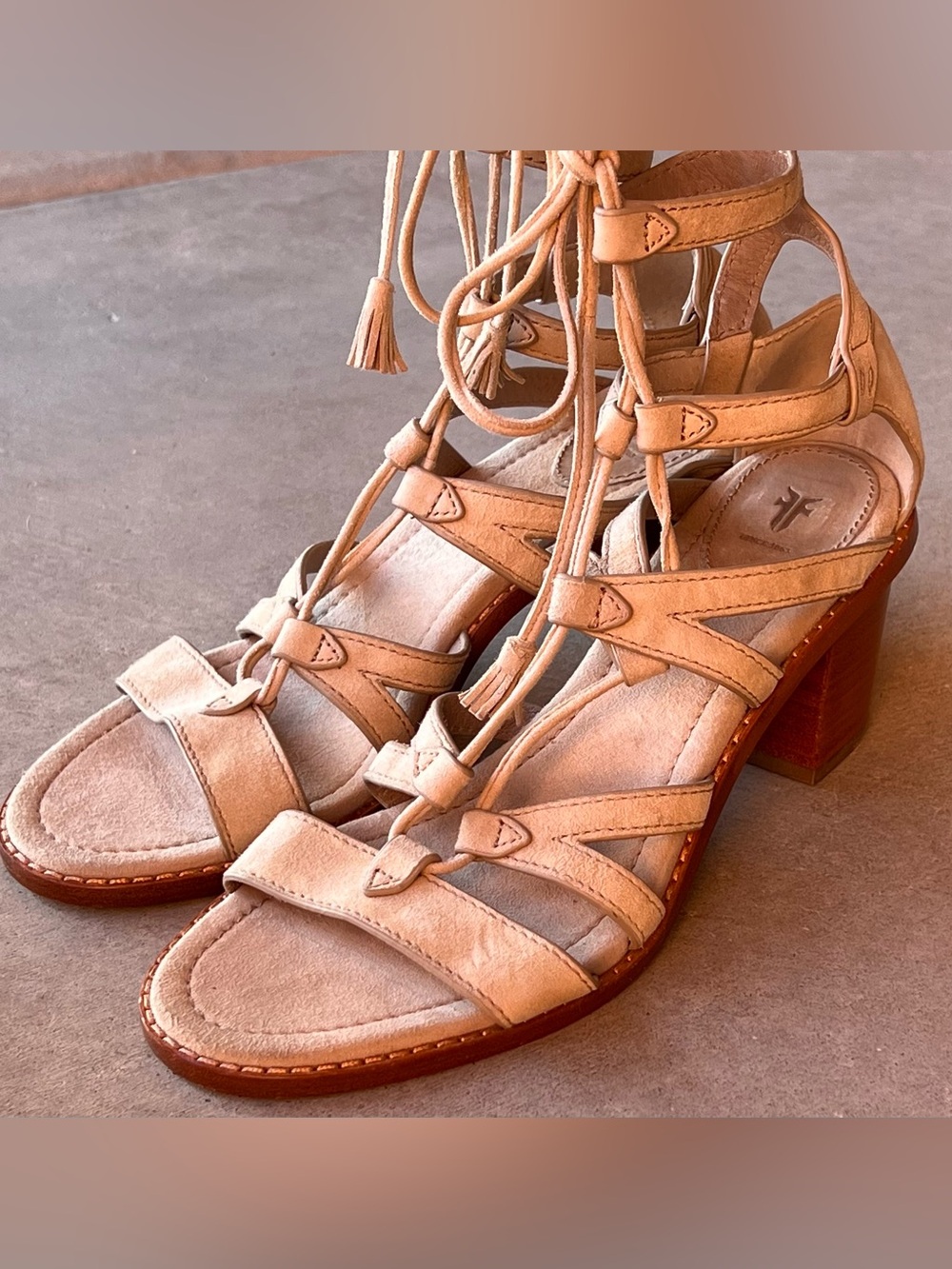 FRYE Brielle Suede Gladiator Sandals Lace Up Tassel Block Heel Beige Size 8